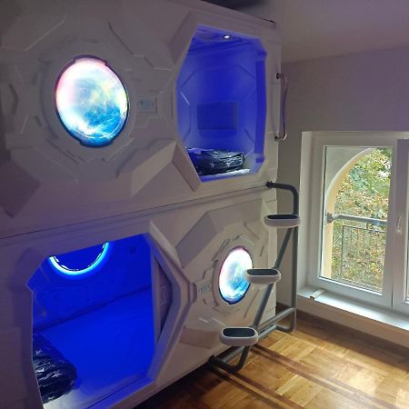 Panda Victor Space Capsule Hostel-Neo Nomad Belgrado Buitenkant foto