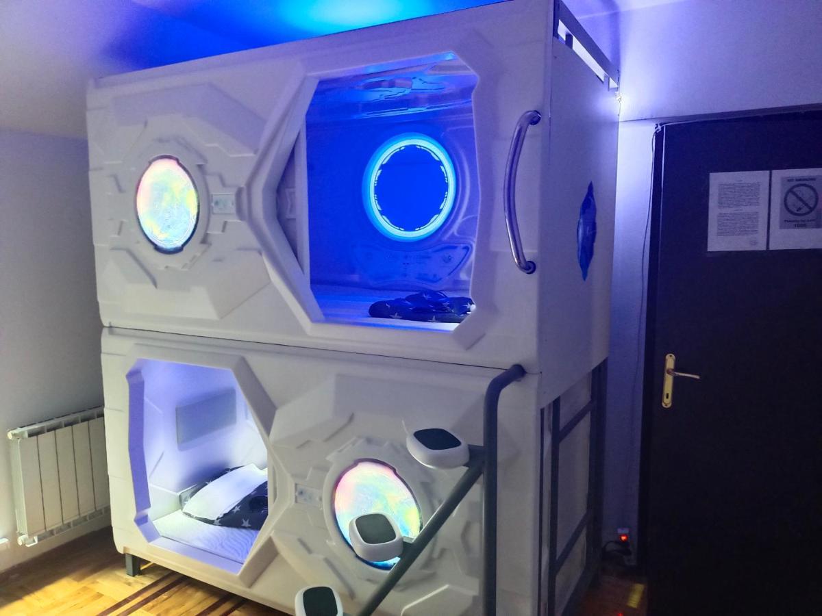 Panda Victor Space Capsule Hostel-Neo Nomad Belgrado Buitenkant foto