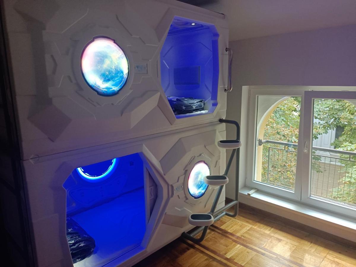 Panda Victor Space Capsule Hostel-Neo Nomad Belgrado Buitenkant foto