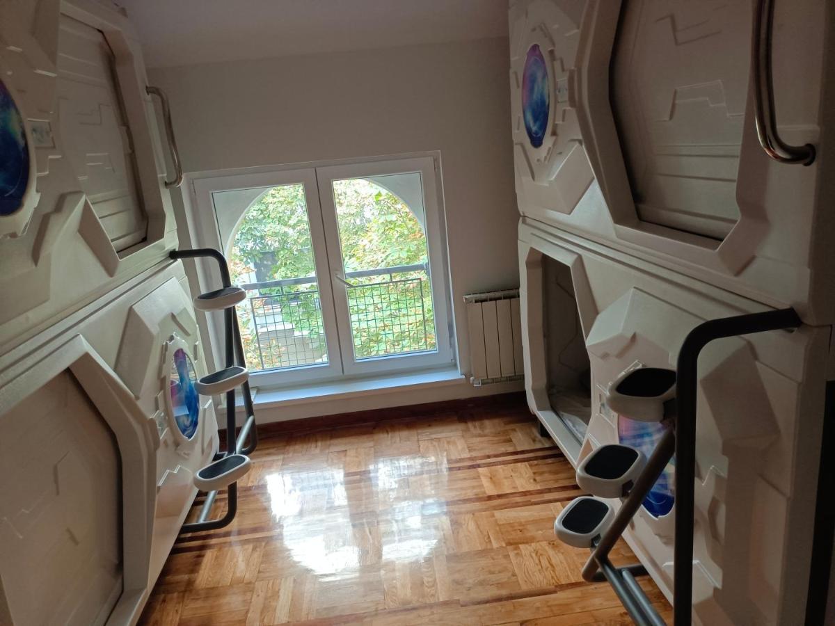 Panda Victor Space Capsule Hostel-Neo Nomad Belgrado Buitenkant foto