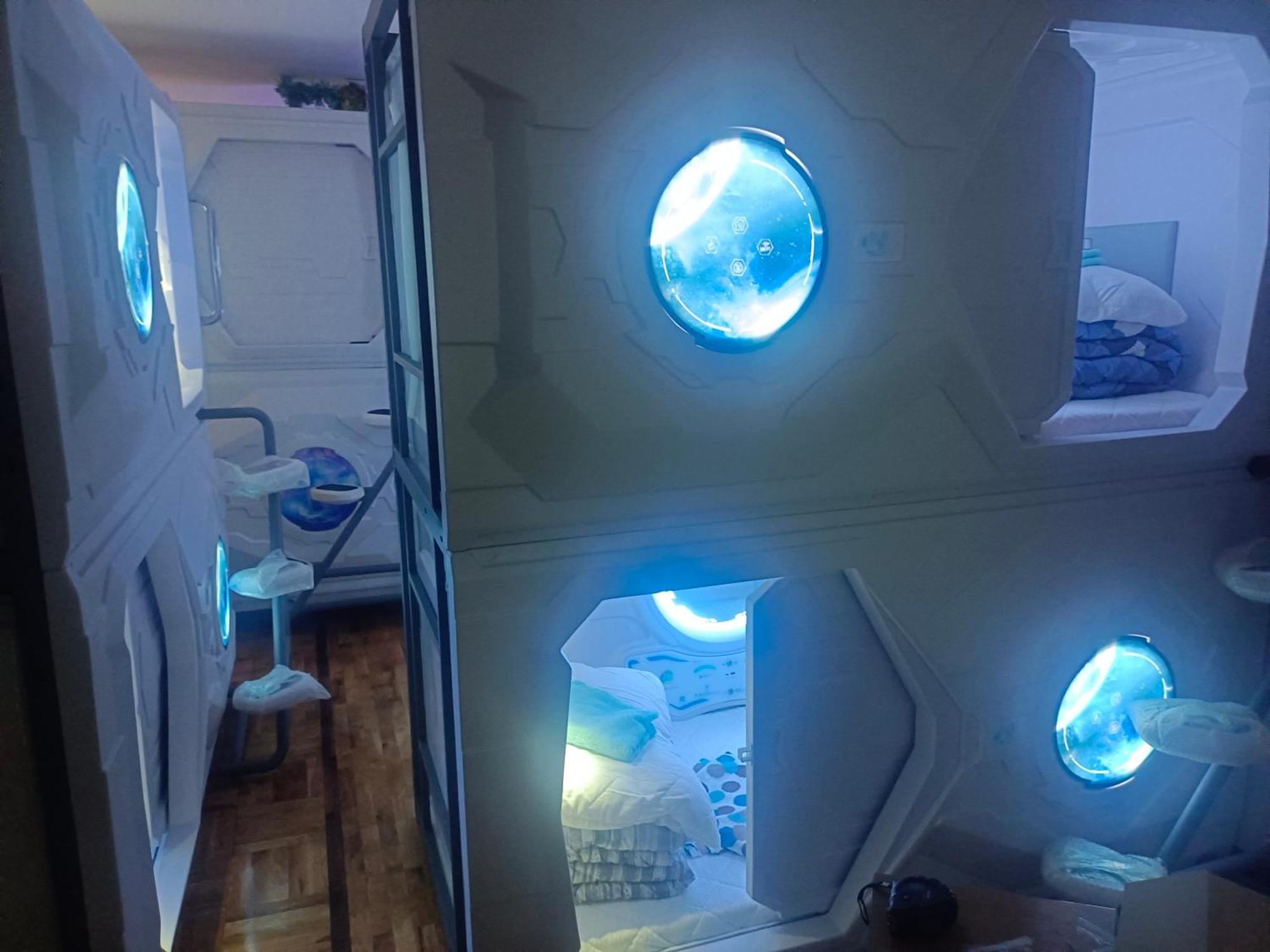 Panda Victor Space Capsule Hostel-Neo Nomad Belgrado Buitenkant foto